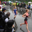 Túlélőversennyé vált triatlonverseny, rengeteg bukás a felhőszakadásban