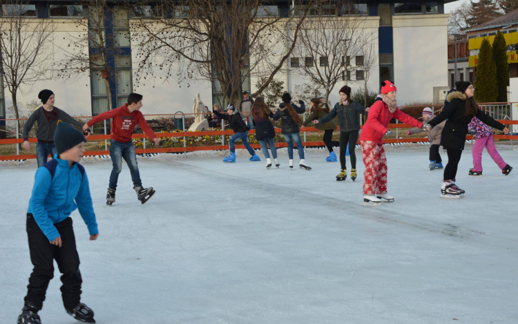 Ma 10 órától megnyitotta kapuit a városi jégpálya