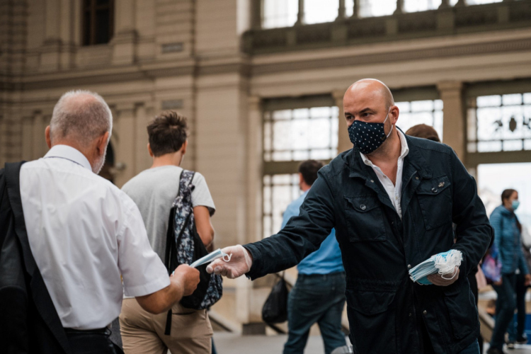 Országszerte 15.000 maszkot osztott szét utasainak a MÁV és a Volán 