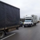 Kamionnak csapódott a kisteherautó az M5-ösön Kiskunfélegyházánál