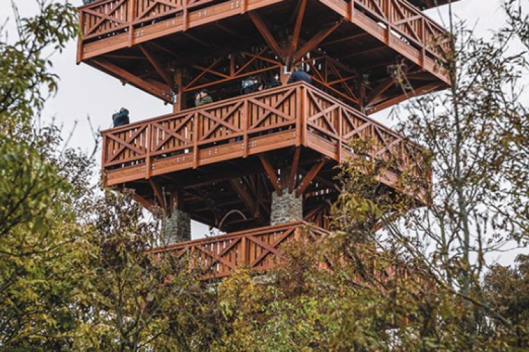 Elkapkodott átadás - Nagy izgalmakat okozott a kilátó