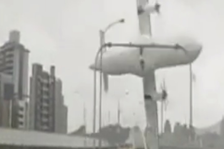 Hitetetlen videó: így zuhant le ma egy tajvani repülő 