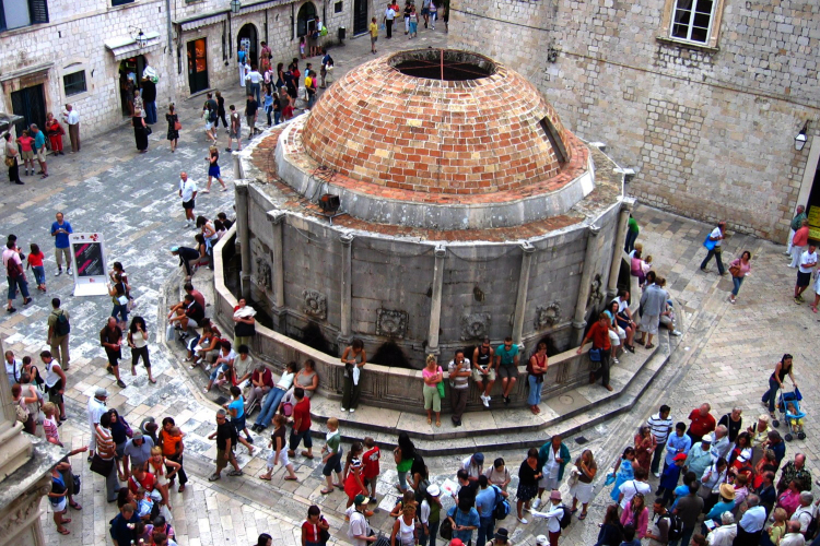 Nincs több fürdőgatyás séta Dubrovnik belvárosában