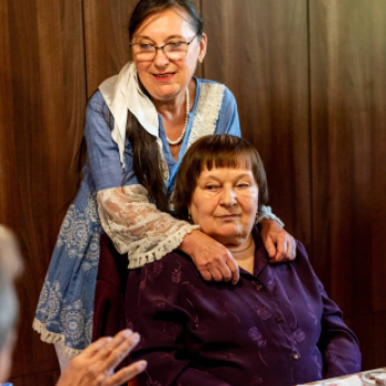 Dalokkal és verssel kedveskedett vendégeinek a 90. éves Marika néni