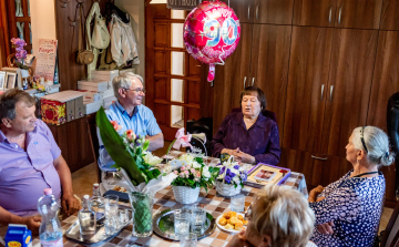 Dalokkal és verssel kedveskedett vendégeinek a 90. éves Marika néni