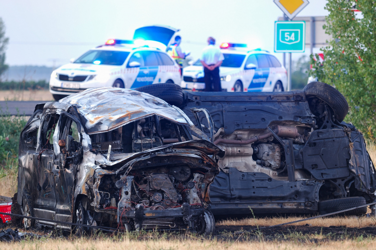 Két halott, kilenc sérült egy közúti balesetben Bócsánál
