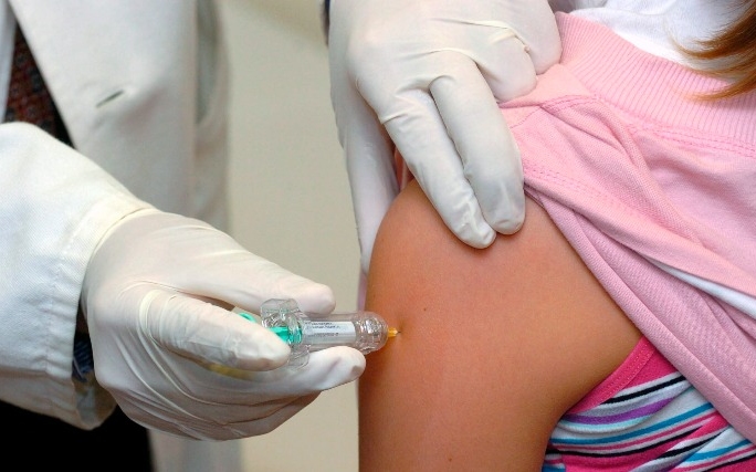 Októberben kezdik az iskolákban a HPV elleni oltás beadását