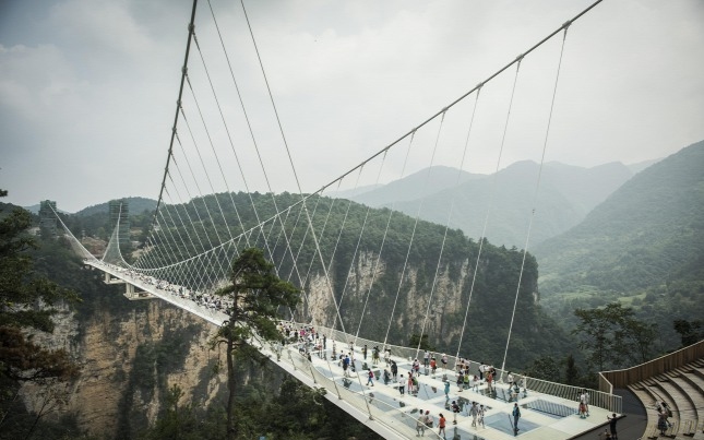Máris be kellett zárni a világrekorder üvegpadlós hidat