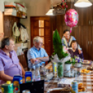 Dalokkal és verssel kedveskedett vendégeinek a 90. éves Marika néni