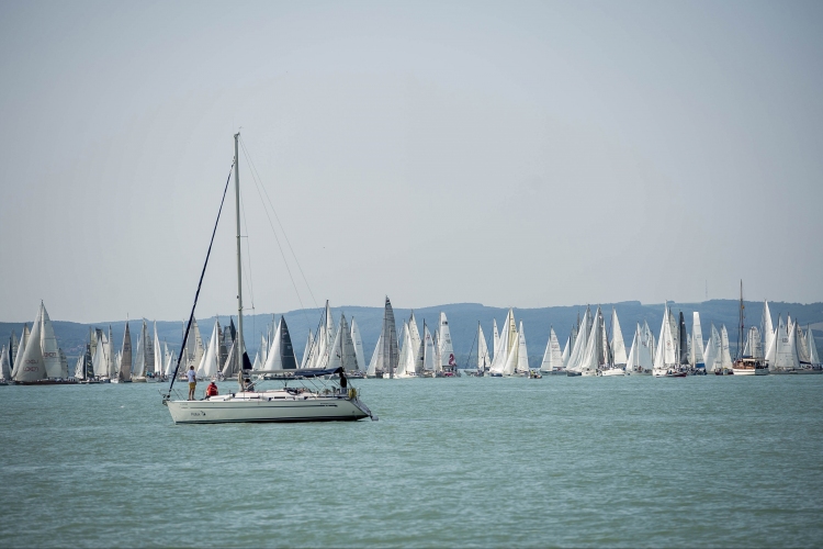 Elrajtolt a Kékszalag mezőnye Balatonfüredről