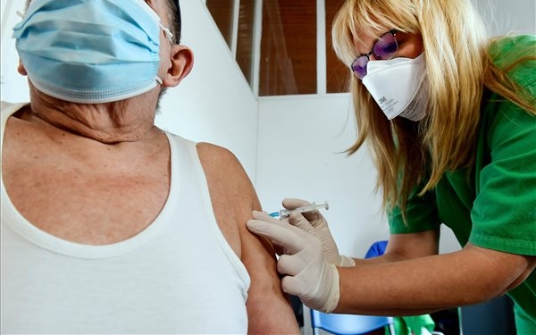 Spanyolország is felfüggeszti az AstraZeneca-vakcina használatát