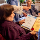 Dalokkal és verssel kedveskedett vendégeinek a 90. éves Marika néni