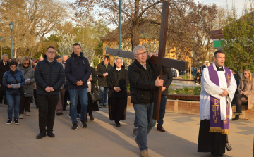 Együtt imádkoztak városunk hívei a húsvéti keresztúton