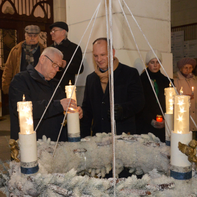 Lobog már a negyedik láng is városunk adventi koszorúján