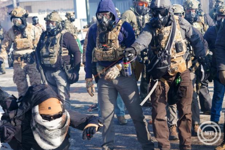 Forrnak az indulatok az USA-ban, miután lelőttek egy tüntetőt