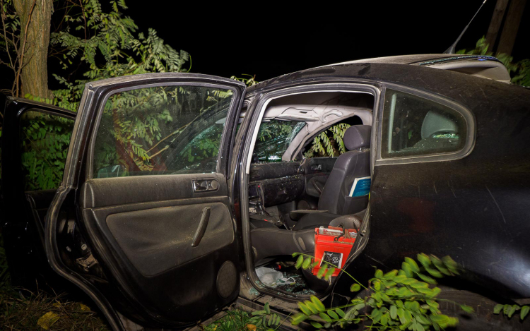 Oszlopnak csapódott egy autó Jászszentlászló közelében