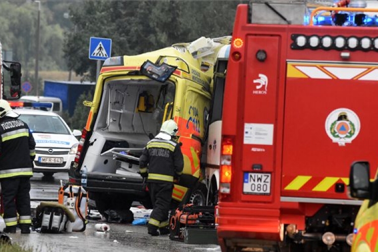 Ketten meghaltak, húszan megsérültek egy balesetben Szolnokon