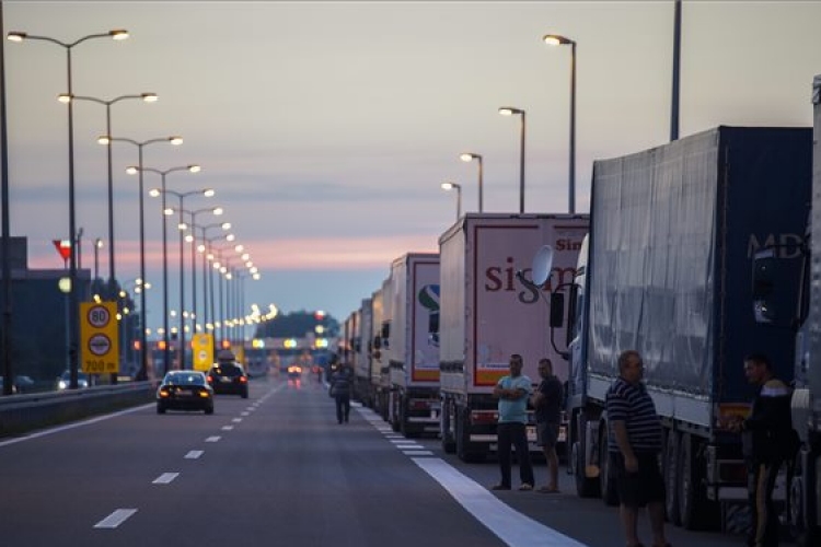 Illegális bevándorlás - A kamionosok zártak le egy szerb-horvát határátkelőt