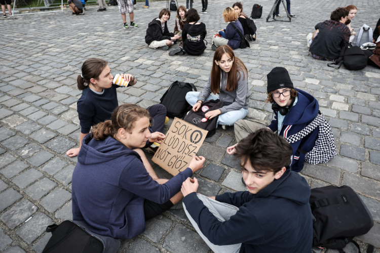 Virrasztással tiltakoztak a diákok a Sándor-palotánál