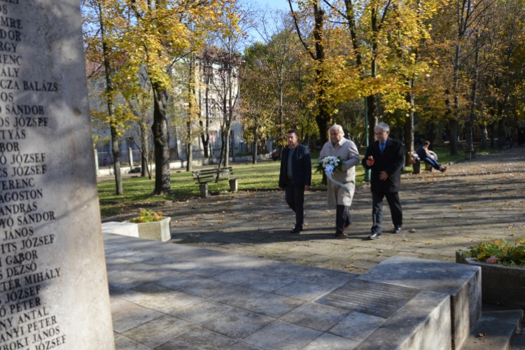 Egy gyertya égjen a háborúban elesettekért is