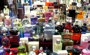 Illegális parfüm-nagykereskedők Kecskeméten