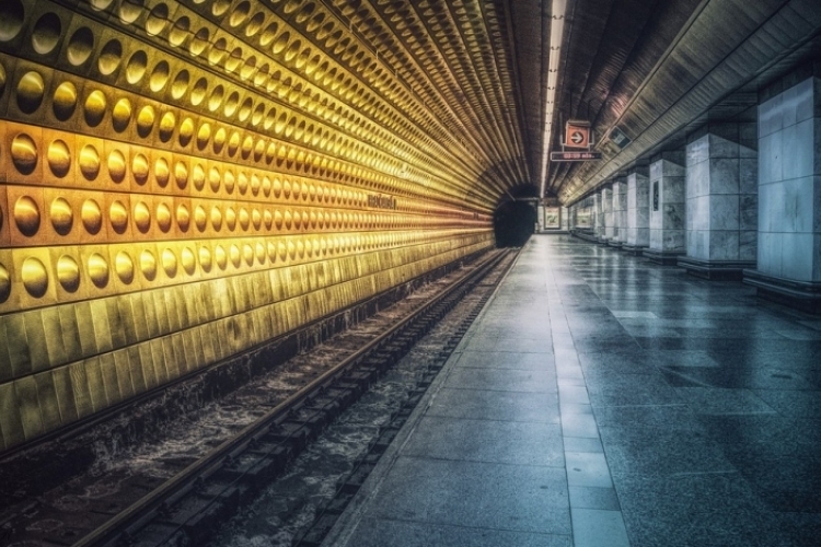 Sínek közé esett kislányokról tett hamis bejelentést egy metrót lekéső férfi