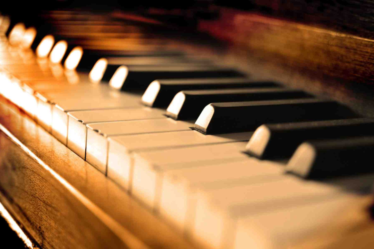  Aranykincsre bukkantak egy ódon zongorában