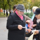 Forró teával és öleléssel várták a járókelőket