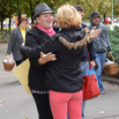 Forró teával és öleléssel várták a járókelőket