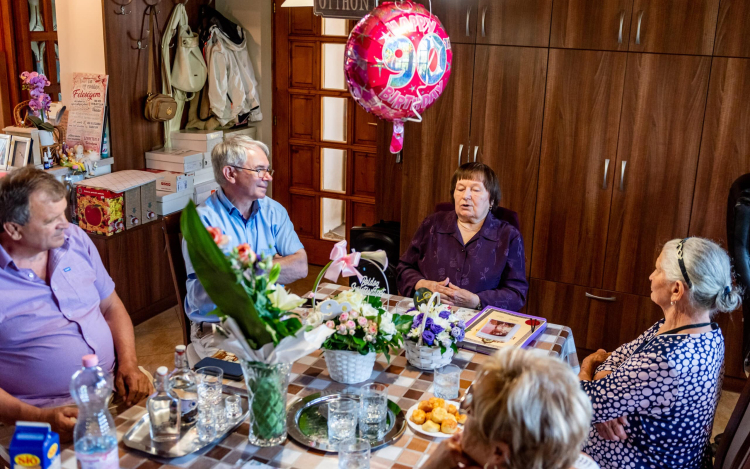 Dalokkal és verssel kedveskedett vendégeinek a 90. éves Marika néni