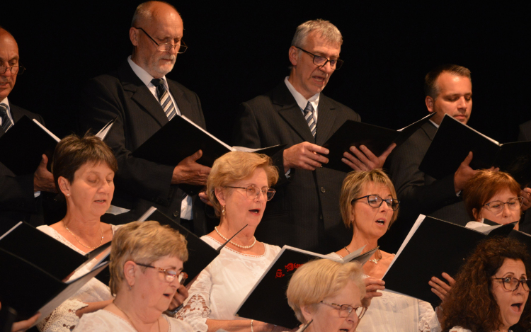 A zenebarátok kórusa gondoskodott a vidám tavaszi hangulatról