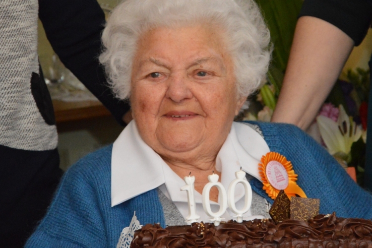 Mosolyogva fogadta a köszöntést 100. születésnapján Margitka néni