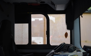 Betörte a busz ablakát